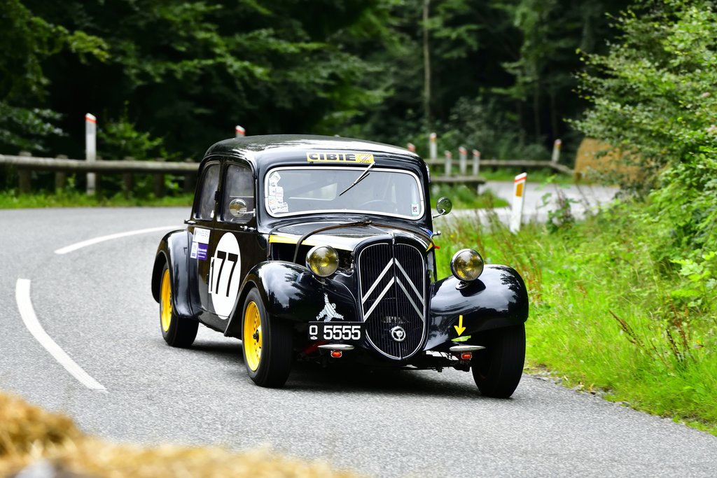 Sune Pelle Borregaard fra Helsinge er blandt favoritterne i førkrigsklassen i sin Citroën 11BL fra 1939. Her er han nået helt op af bjerget ved mål i sidste års løb.
(Foto: Michael Eisenberg)
